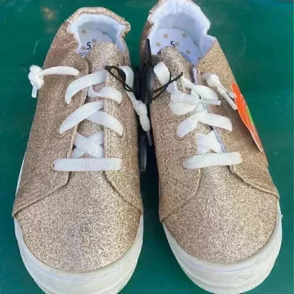 Sparkly Gold Memory Foam Easy on/off non marking outsoles NEW-Girl's 5 - Picture 1 of 2
